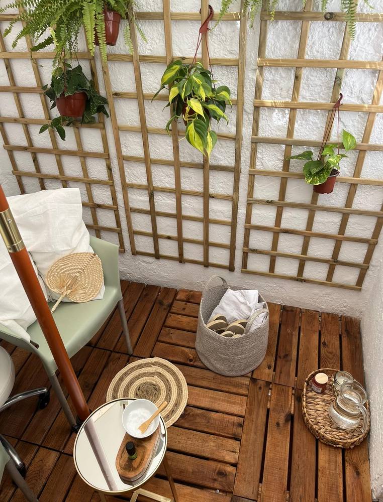 Rincón de descanso con plantas en Mimosi Muntaner